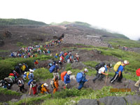 長蛇の列で登る登山者の写真