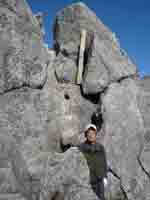 垂直の岩山の前での写真