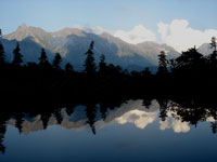 鏡池に映る槍ヶ岳の写真