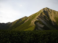 目指す鷲羽岳と水晶岳の写真