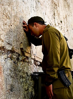 �Q���̕ǁ@�l�X�̋F��(3)