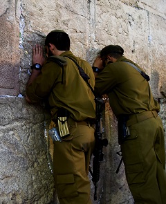 �Q���̕ǁ@�l�X�̋F��(4)"