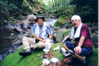 �򐅂ŃR�[�q�[�𕦂����x�e���̎ʐ^