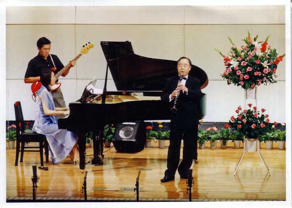 クラリネット吹奏の筆者の写真