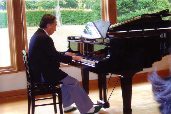憩いのひとときにピアノを演奏する筆者の写真